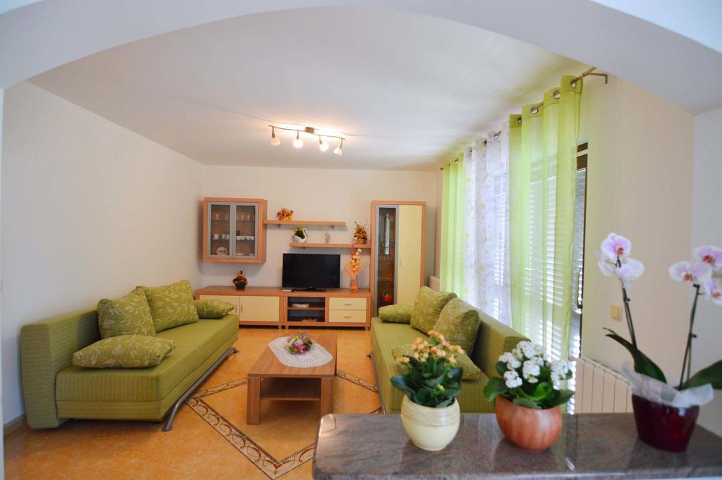 Garden Apartment Maria Vrsar Exterior photo
